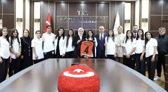 Aile ve Sosyal Hizmetler Bakanı Göktaş, Kadın Futbol Takımı ile Bir Araya Geldi