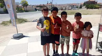 Eskişehir'de Çocuklar Çevre Temizliği Yaptı, Esnaf Dondurma İkram Etti