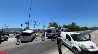 Fethiye'de Minibüs ve Hafif Ticari Araç Çarpıştı: 12 Yaralı