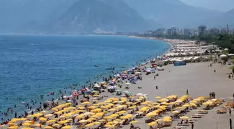 Antalya'da Hava Sıcaklığı 40 Dereceyi Buldu, Konyaaltı Sahili Dolu