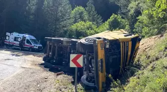 Kastamonu'da Talaş Yüklü Tır Devrildi: 2 Yaralı