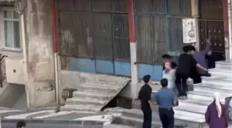 Arnavutköy'de İki Grup Arasında Sopalı Kavga