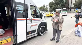 70 Yaşındaki Mehmet Budak, Dolmuşlara Bozuk Para Temin Ediyor