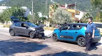 Balıkesir'de İki Otomobil Kafa Kafaya Çarpıştı: 5 Yaralı