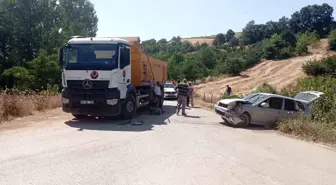 Bursa İnegöl'de Hafriyat Kamyonu ile Otomobil Çarpıştı: 2 Yaralı