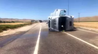 Malatya'da tanker devrildi, sürücü yaralandı