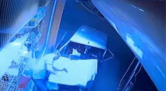 Eskişehir'de Kaza: Tofaş Aracı Dükkan Vitrinine Daldı