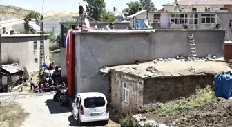 Mutki'de şehidin evine Türk bayrağı asıldı