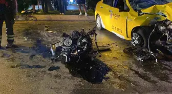 Mersin'de Ticari Taksi Kazası: Motor Yola Saçıldı