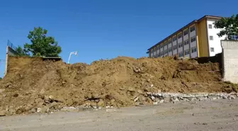 Samsun'da Yıkılma Riski Taşıyan Okul Duvarı Kontrollü Olarak Yıkıldı