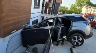 Kocaeli'de Direksiyon Hakimiyetini Kaybeden Sürücü Cip ile Asılı Kaldı