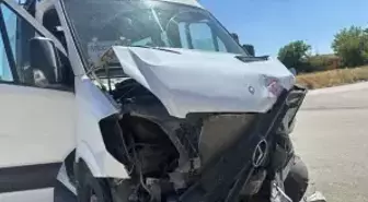 Çorum'da Otomobil ve Yolcu Minibüsü Çarpıştı: 8 Yaralı