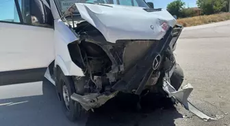 Çorum'da Otomobil ve Yolcu Minibüsü Çarpıştı: 8 Yaralı