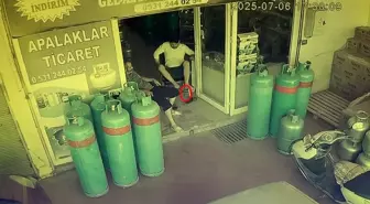 Antalya'da Tüpçü Dükkanında Yılan Panik Yaratıp Kaçırdı