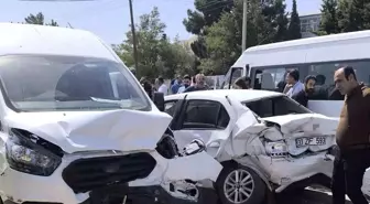 Mardin'de Freni Patlayan Tır, Kırmızı Işıkta Bekleyen Araçlara Çarptı