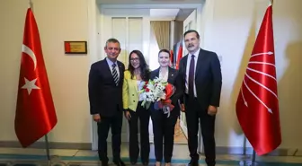 Özgür Özel ve Erkan Baş Meclis'te Bir Araya Geldi