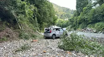 Rize'de Hafif Ticari Araç Dereye Yuvarlandı: Yaralılar Hastaneye Sevk Edildi