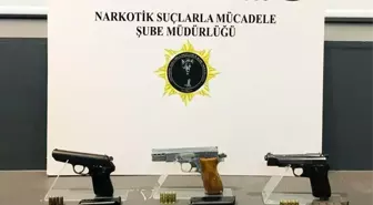 Samsun'da İki Kişinin Evinde Silah ve Uyuşturucu Hap Ele Geçirildi