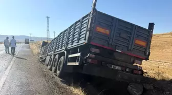 Siirt'te Tır Kasesi Yola Savruldu