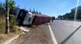 Kocaeli'de Tır Devrildi, Sürücü Hafif Yaralı