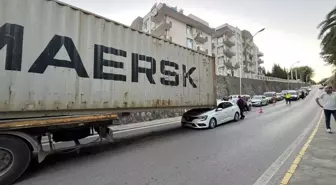 Körfez'de TIR Kazası: Konteyner Otomobilin Üzerine Kaydı