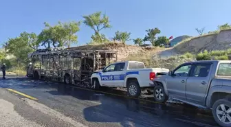 Kayseri'de Yangın: Halk Otobüsü Kül Oldu, 2 Araç Zarar Gördü