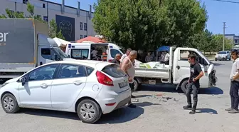 İnegöl'de Kamyonet ile Çarpışan Otomobilde 3 Yaralı