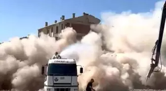 Elazığ'da Depremzede Bina Yıkıldı