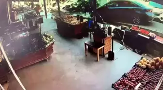 Eyüpsultan'da Kaldırıma Çıkan Araç, Market Çalışanına Çarptı