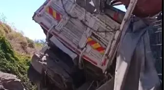 Muğla'da Uçurumdan Yuvarlanan Kamyonda Baba ve Oğlu Yaralandı