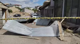 Van'da Rüzgar, Binanın Çatısını Uçurdu: 3 Araç Hasar Gördü