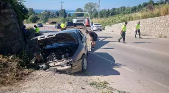 Sinop'ta Otomobil Duvara Çarptı: 1 Bebek de Dahil 3 Yaralı