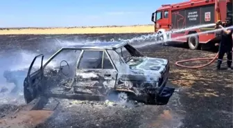 Şanlıurfa'da Tarlada Park Halindeki Otomobil Yandı