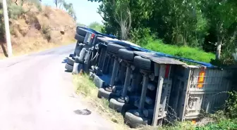 Söke'de Maden Tırı Şarampole Devrildi, Can Kaybı Yok