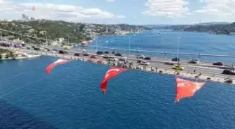 15 Temmuz Şehitler Köprüsü'ne Türk Bayrağı Asıldı