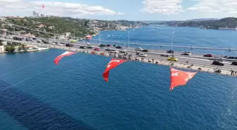 15 Temmuz Şehitler Köprüsü'ne Türk Bayrağı Asıldı