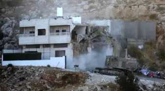 İsrail Ekskavatörü Nablus'ta Filistin Evlerini Yıktı