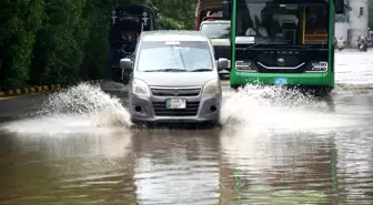 Lahor'da Şiddetli Muson Yağmurları Hayatı Olumsuz Etkiledi
