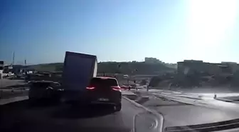 Başakşehir'de 10 aracın karıştığı zincirleme kaza kamerada