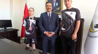 Burhaniye Kaymakamı Atilla, başarılı sporcuyu ödüllendirdi