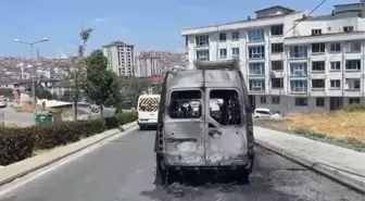 Esenyurt'ta Seyir Halindeki Servis Minibüsü Alev Alev Yandı