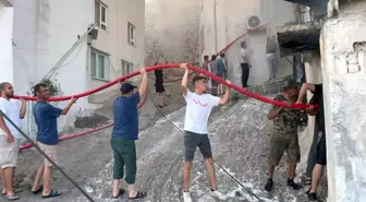 Mahalle Sakinleri Yangına Müdahale İçin Zincir Oluşturdu