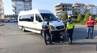 Antalya'da Minibüs ile Çarpışan Elektrikli Bisiklet Sürücüsü Kıl Payı Kurtuldu