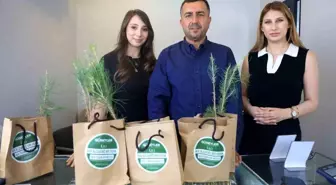 Hatay'da Kuyumcu, Müşterilere Fidan Dağıtarak Ormanı Yeniliyor