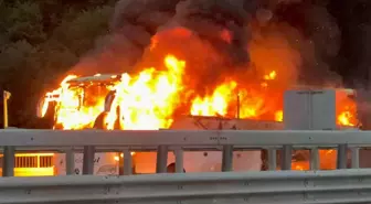 Düzce'de Otobüs Yangını: İstanbul İstikameti Trafiğe Kapandı