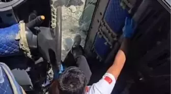 Şanlıurfa'da Devrilen Kamyonda Yaralı Sürücü Kurtarıldı