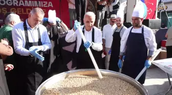 Ümraniye Belediyesi'nden 20 Bin Kişiye Aşure İkramı