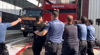 Bursa'da Tekstil Atölyesinde Yangın: İtfaiyeye Saldırı