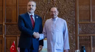 Dışişleri Bakanı Hakan Fidan, Malezya Başbakanı Enver İbrahim ile Görüştü