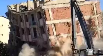 Elazığ'da Depremde Hasar Gören Bina Yıkıldı